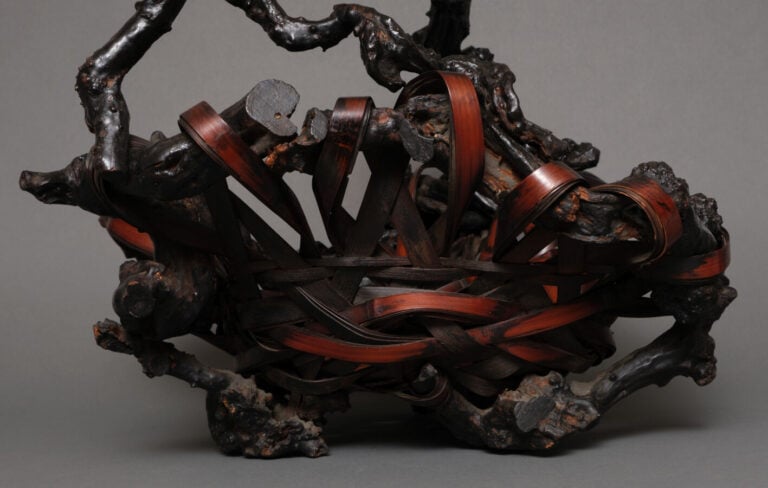 JAPON - XXème siècle - Grand ikebana (hanakago) en bambou et bois tressé, pério…