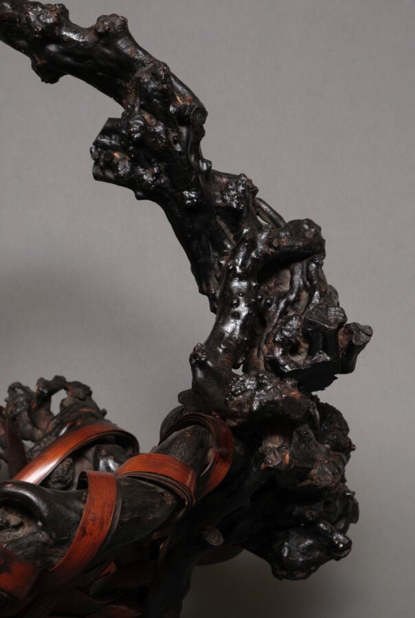 JAPON - XXème siècle - Grand ikebana (hanakago) en bambou et bois tressé, pério…