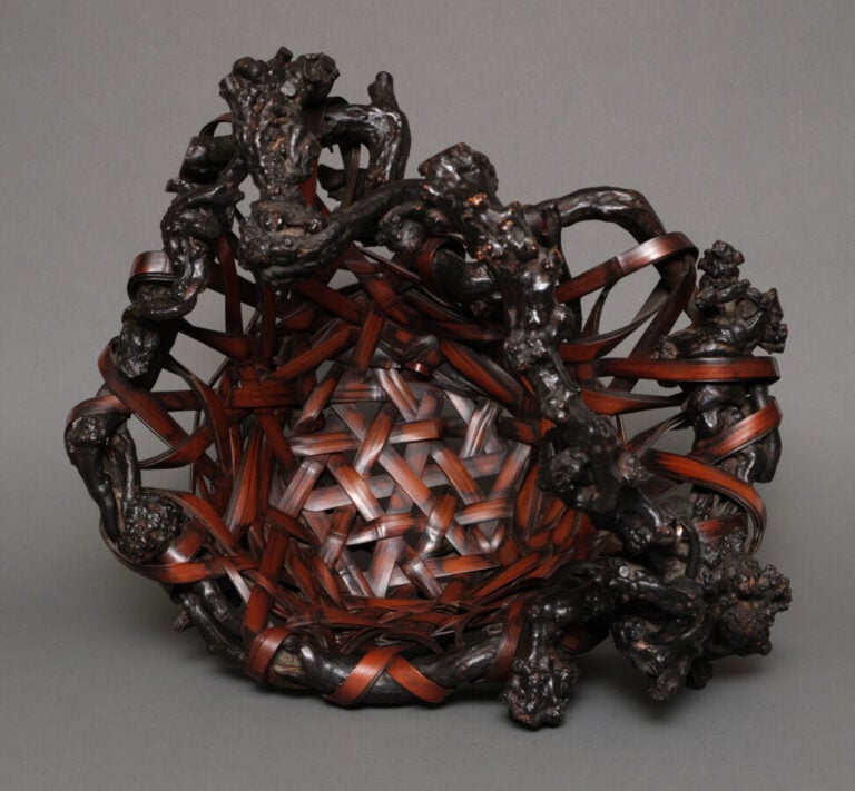 JAPON - XXème siècle - Grand ikebana (hanakago) en bambou et bois tressé, pério…