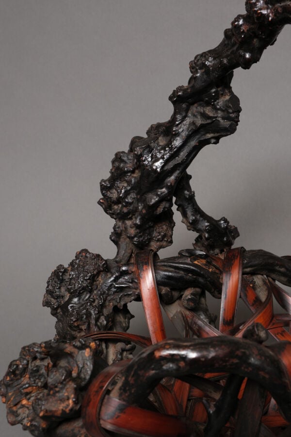 JAPON - XXème siècle - Grand ikebana (hanakago) en bambou et bois tressé, pério…