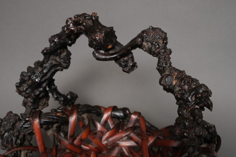 JAPON - XXème siècle - Grand ikebana (hanakago) en bambou et bois tressé, pério…