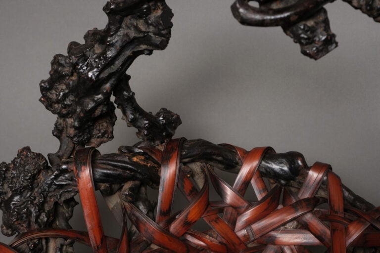 JAPON - XXème siècle - Grand ikebana (hanakago) en bambou et bois tressé, pério…