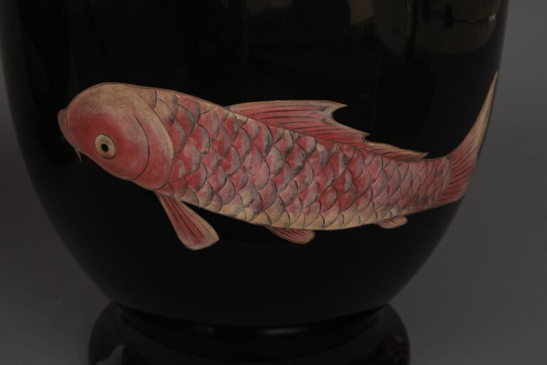 JAPON - XXème siècle - Paire de vases décoratifs de forme balustres , ornés de…