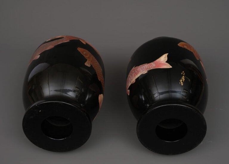 JAPON - XXème siècle - Paire de vases décoratifs de forme balustres , ornés de…