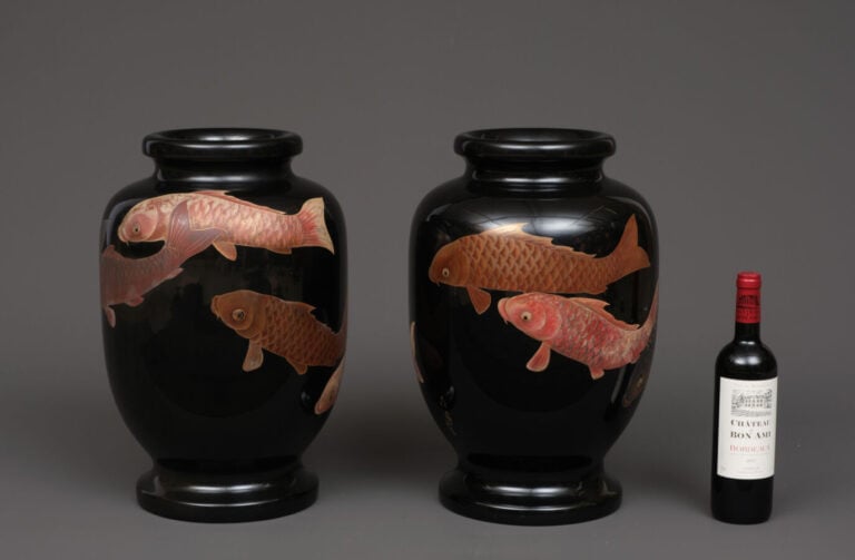 JAPON - XXème siècle - Paire de vases décoratifs de forme balustres , ornés de…