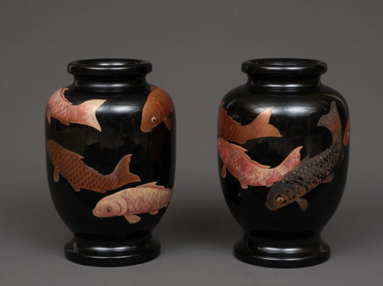 JAPON - XXème siècle - Paire de vases décoratifs de forme balustres , ornés de…