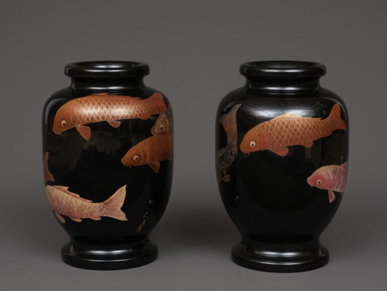 JAPON - XXème siècle - Paire de vases décoratifs de forme balustres , ornés de…