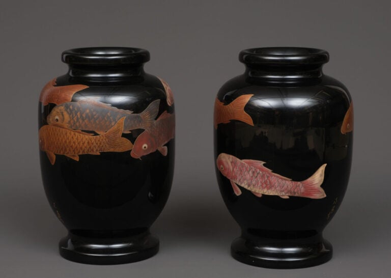 JAPON - XXème siècle - Paire de vases décoratifs de forme balustres , ornés de…