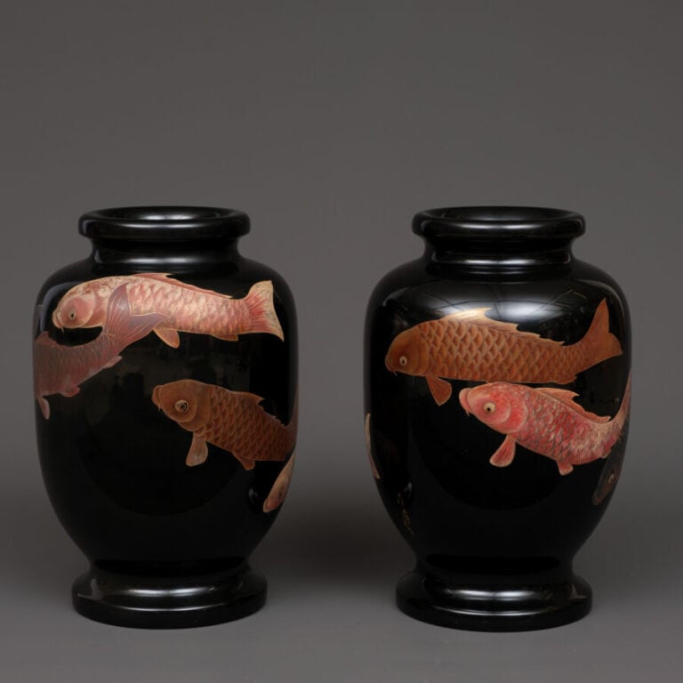 JAPON - XXème siècle - Paire de vases décoratifs de forme balustres , ornés de…