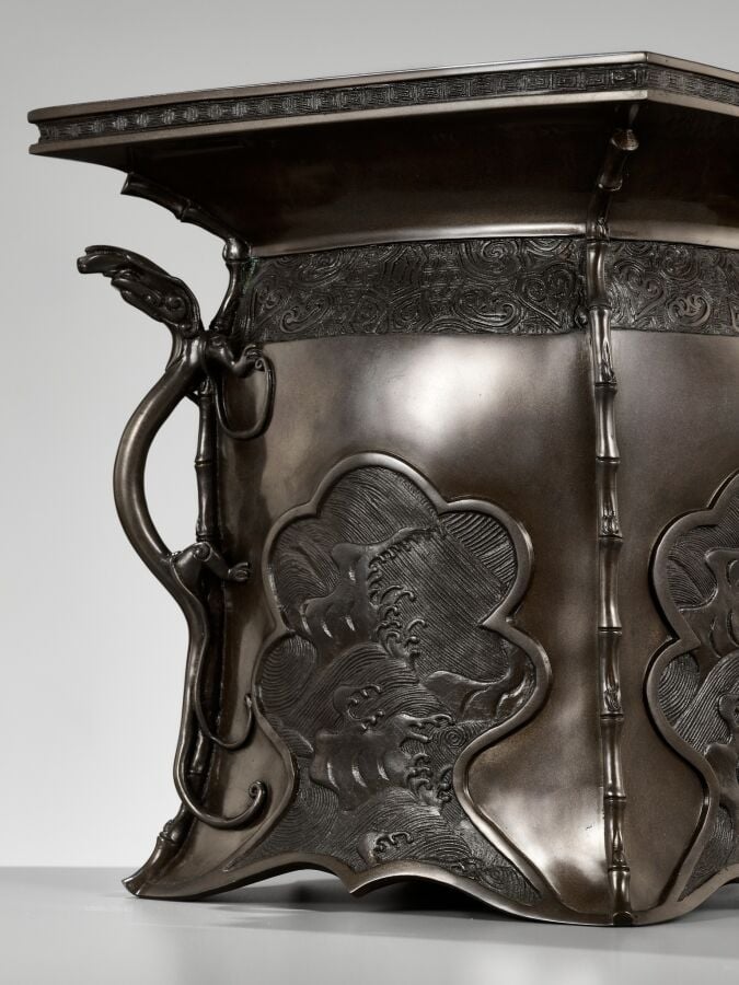 JAPON - XXème siècle - Vase de présentation de fleurs en bronze signé Kanaya Go…