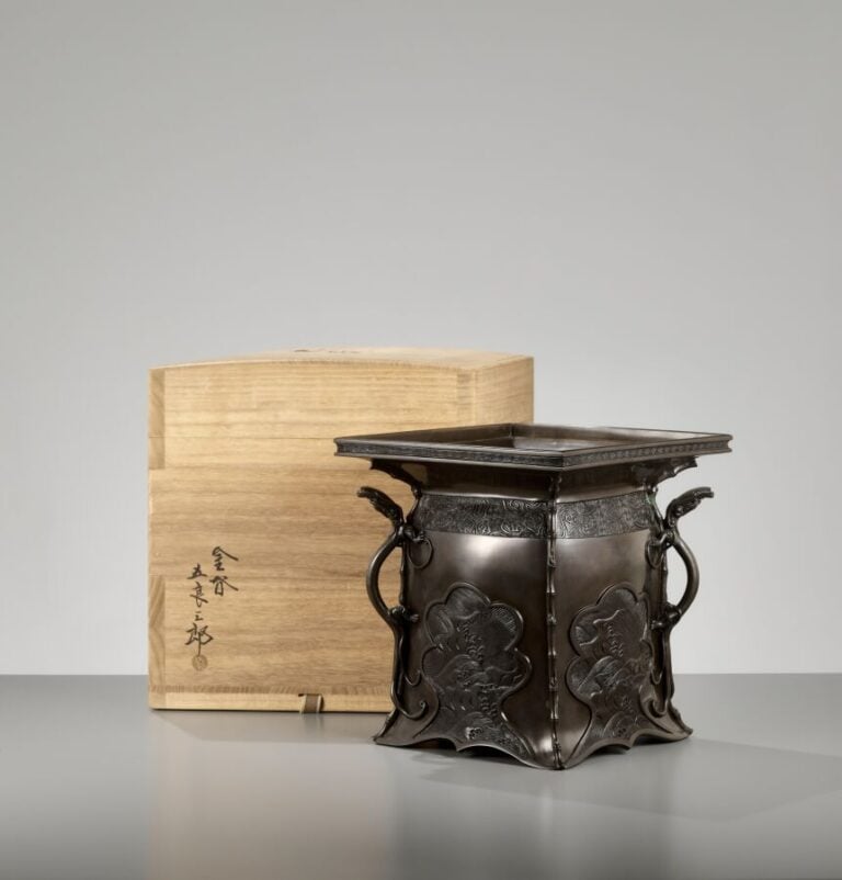 JAPON - XXème siècle - Vase de présentation de fleurs en bronze signé Kanaya Go…
