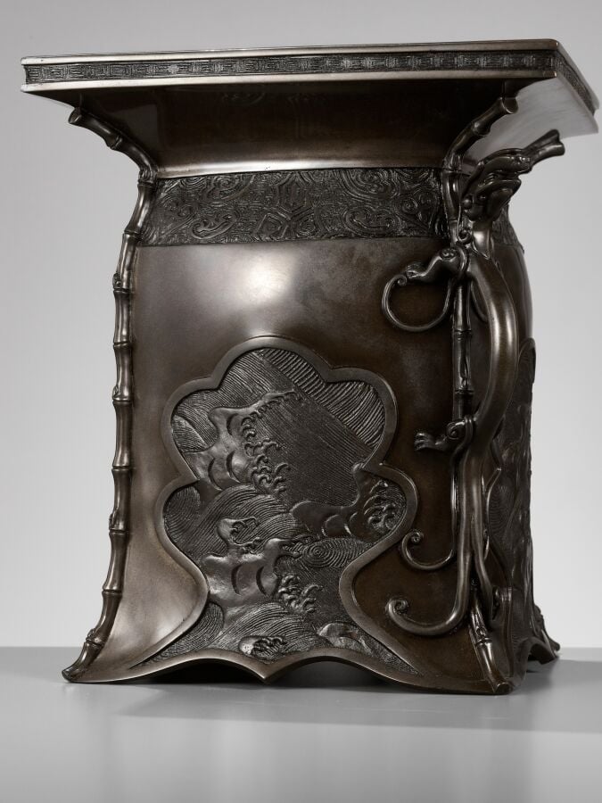 JAPON - XXème siècle - Vase de présentation de fleurs en bronze signé Kanaya Go…
