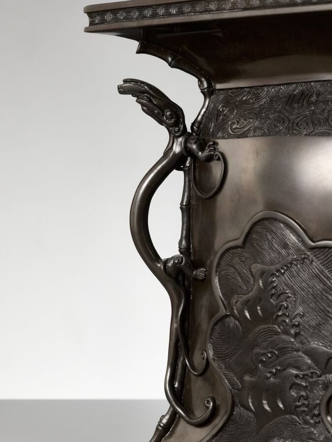 JAPON - XXème siècle - Vase de présentation de fleurs en bronze signé Kanaya Go…