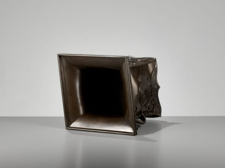 JAPON - XXème siècle - Vase de présentation de fleurs en bronze signé Kanaya Go…