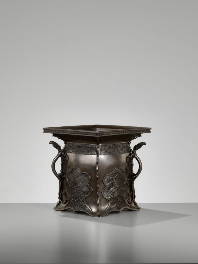 JAPON - XXème siècle - Vase de présentation de fleurs en bronze signé Kanaya Go…