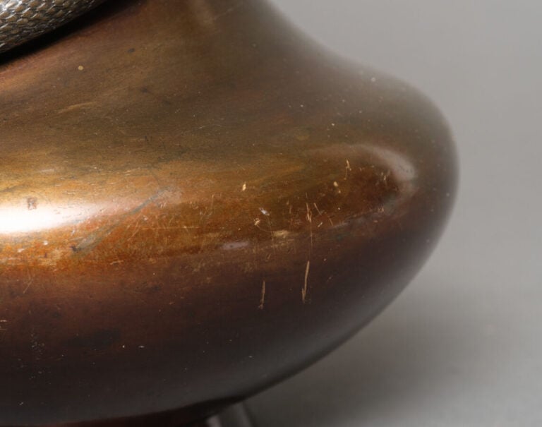 JAPON - XXème siècle - Vase en bronze avec un serpent enroulé en haut-relief du…