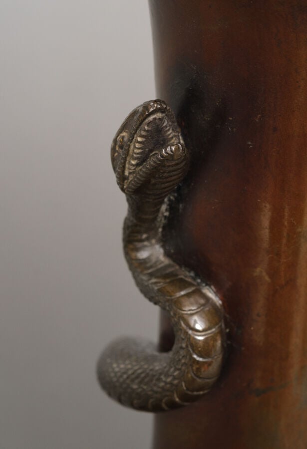 JAPON - XXème siècle - Vase en bronze avec un serpent enroulé en haut-relief du…