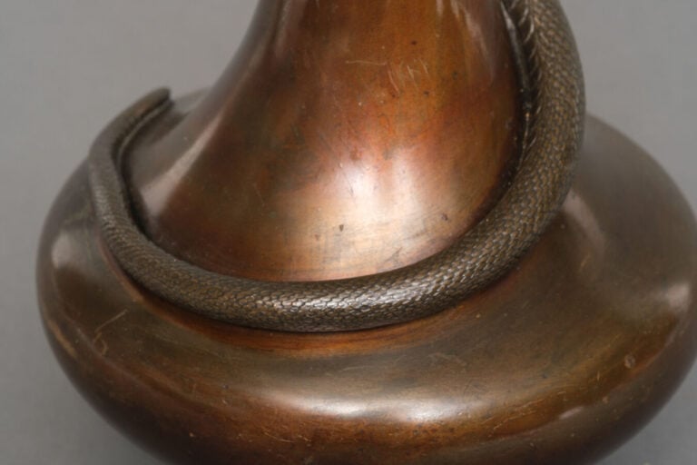 JAPON - XXème siècle - Vase en bronze avec un serpent enroulé en haut-relief du…