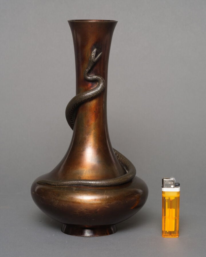JAPON - XXème siècle - Vase en bronze avec un serpent enroulé en haut-relief du…