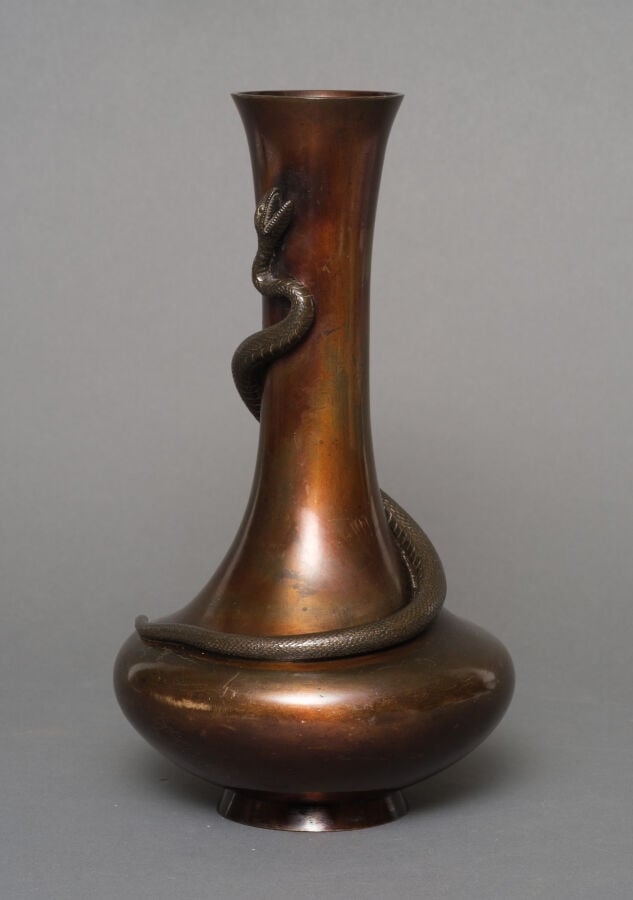 JAPON - XXème siècle - Vase en bronze avec un serpent enroulé en haut-relief du…