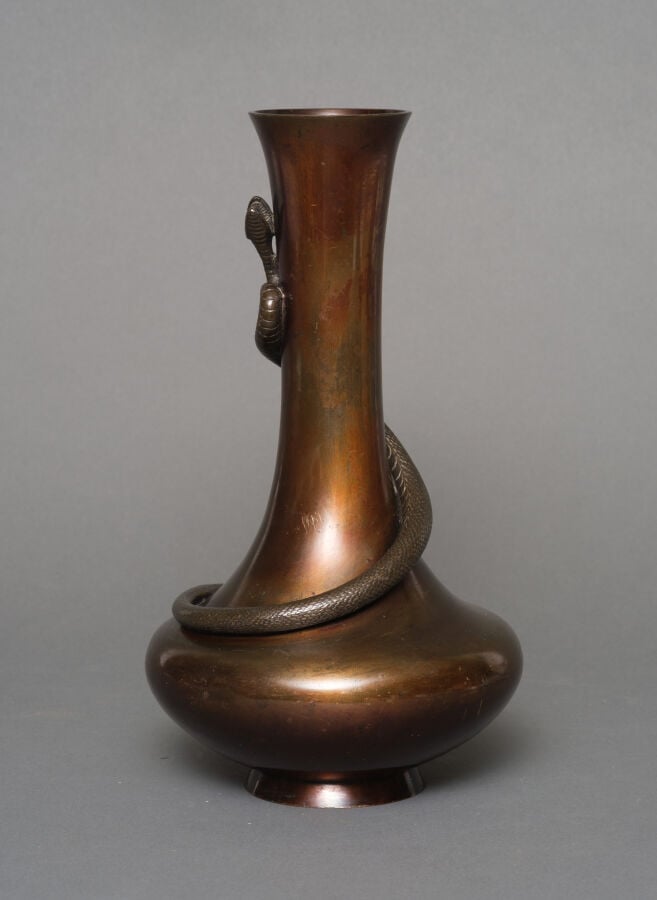 JAPON - XXème siècle - Vase en bronze avec un serpent enroulé en haut-relief du…