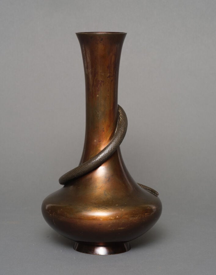 JAPON - XXème siècle - Vase en bronze avec un serpent enroulé en haut-relief du…