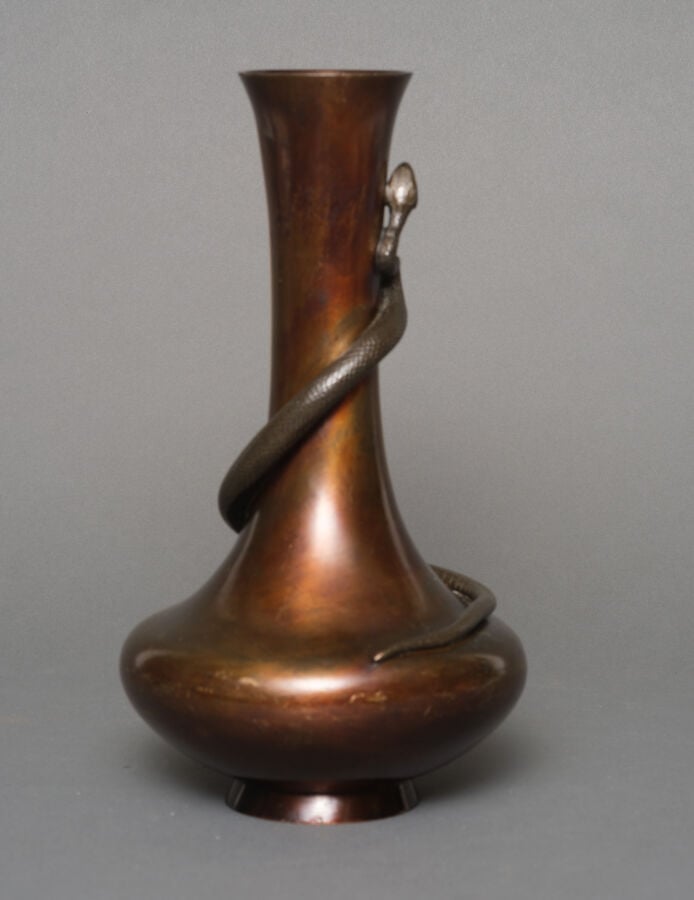 JAPON - XXème siècle - Vase en bronze avec un serpent enroulé en haut-relief du…