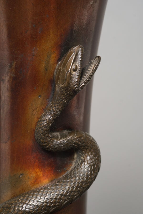 JAPON - XXème siècle - Vase en bronze avec un serpent enroulé en haut-relief du…