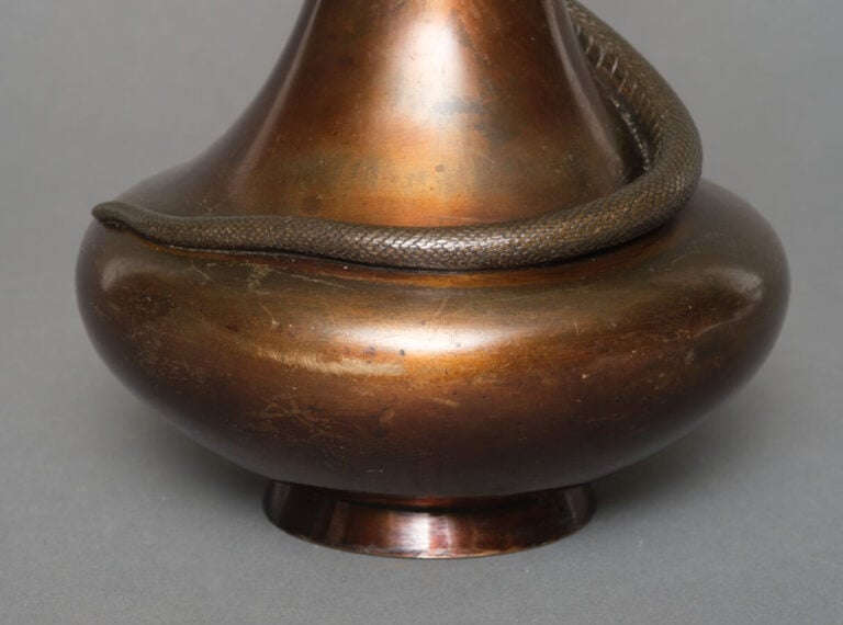 JAPON - XXème siècle - Vase en bronze avec un serpent enroulé en haut-relief du…