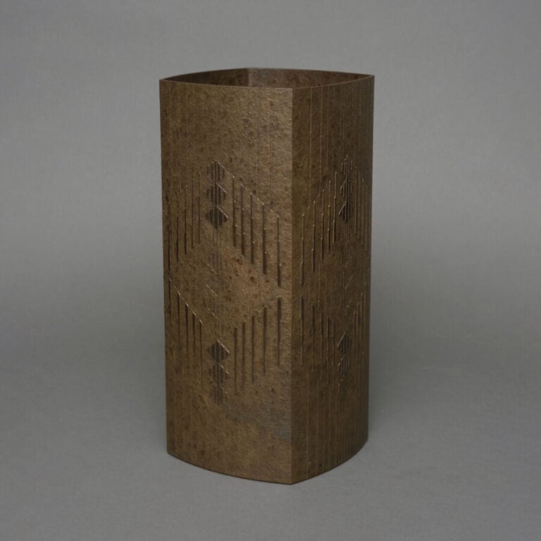 JAPON - XXème siècle - Vase en bronze patiné gris de forme rectangulaire de la…