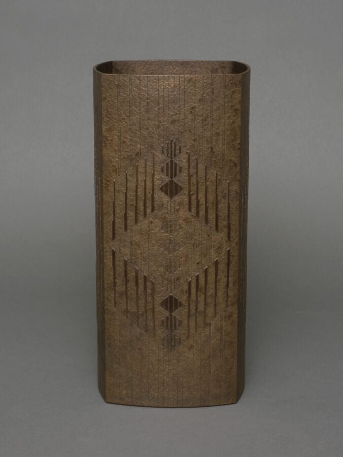JAPON - XXème siècle - Vase en bronze patiné gris de forme rectangulaire de la…