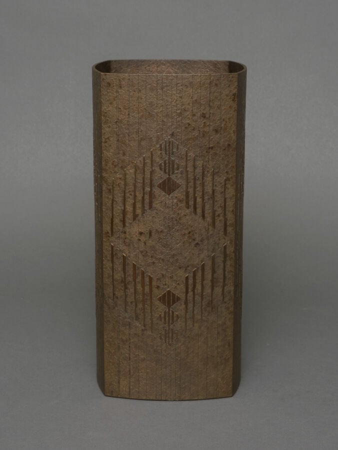 JAPON - XXème siècle - Vase en bronze patiné gris de forme rectangulaire de la…