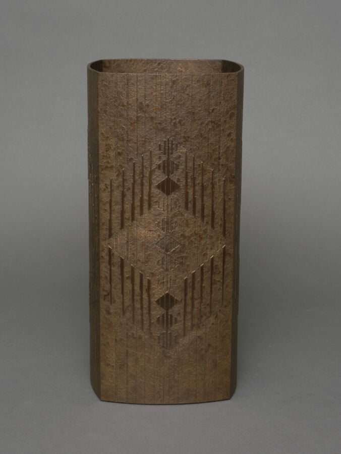 JAPON - XXème siècle - Vase en bronze patiné gris de forme rectangulaire de la…