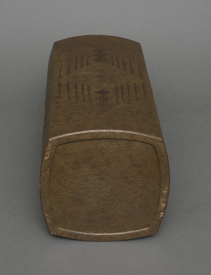 JAPON - XXème siècle - Vase en bronze patiné gris de forme rectangulaire de la…