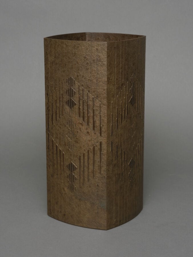 JAPON - XXème siècle - Vase en bronze patiné gris de forme rectangulaire de la…