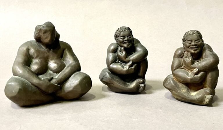 Laetitia LARA - Ensemble de trois bronzes : - - 1 bronze "Femme assise" - - 2 b…