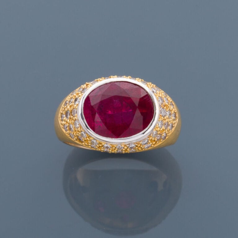 Large BAGUE en or jaune et or gris (750‰) partiellement dépoli, serti d'un impo…