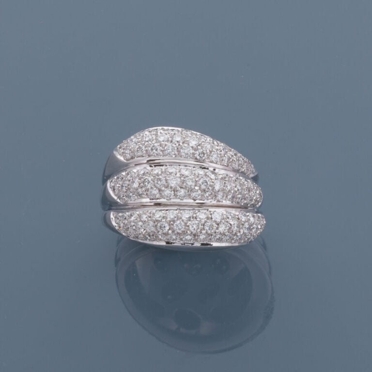 Large BAGUE « triple joncs » en or gris (750‰) pavé de diamants taille brillant…