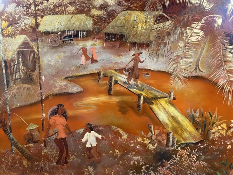 LE THY (1919-1961) - Le petit pont du village - Laque polychrome et rehauts d'o…