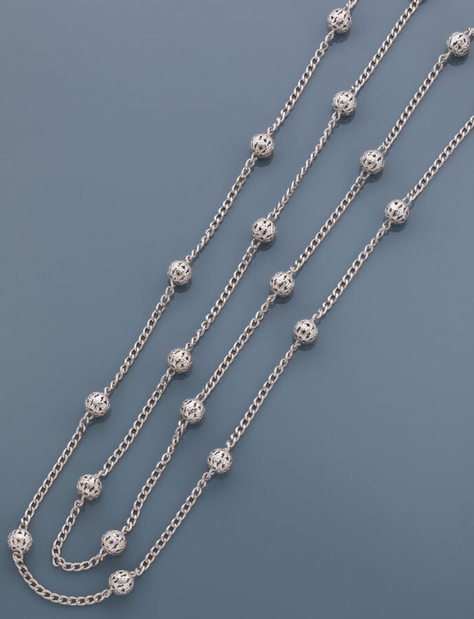 Long SAUTOIR en argent (800‰) ciselé et ajouré, à maille gourmette, alternée de…