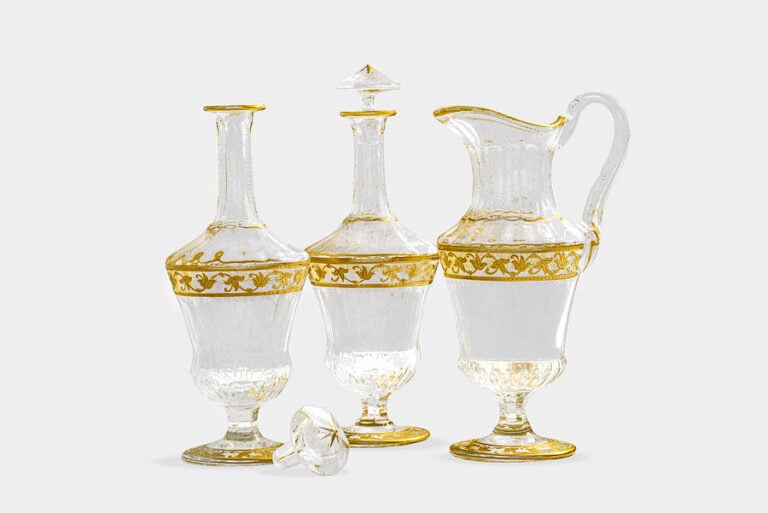 Lot de deux vases et une aiguière en verre à motifs de rehauts d'or - Hauteur :…