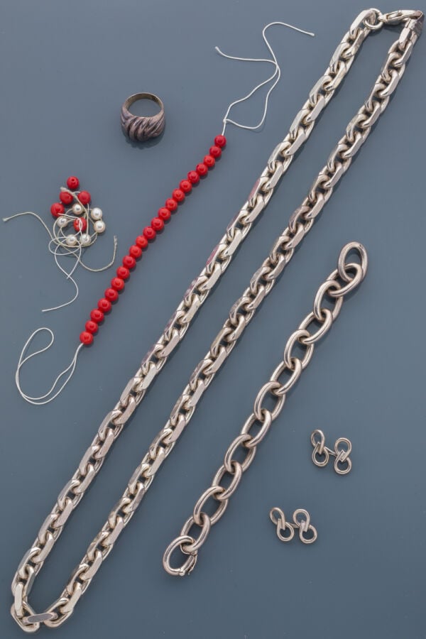 LOT en argent (min. 800‰) ajouré et ciselé comprenant : - - un long COLLIER à m…