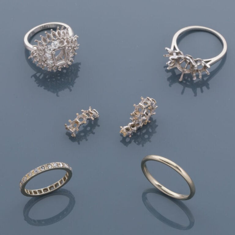 LOT en platine (850‰) comprenant : - - deux ALLIANCES dont une sertie de diaman…