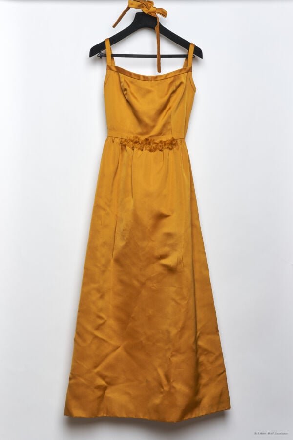 MARC VAUGHAN - 1960'S - ENSEMBLE DU SOIR : BOLÉRO, ROBE, ORNEMENT DE TÊTE - SAT…