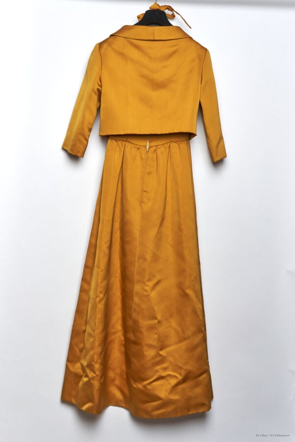 MARC VAUGHAN - 1960'S - ENSEMBLE DU SOIR : BOLÉRO, ROBE, ORNEMENT DE TÊTE - SAT…