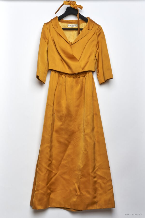 MARC VAUGHAN - 1960'S - ENSEMBLE DU SOIR : BOLÉRO, ROBE, ORNEMENT DE TÊTE - SAT…