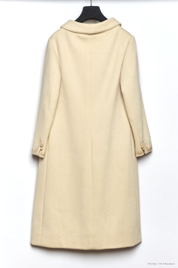 MARC VAUGHAN - 1960'S - MANTEAU - LAINAGE, PASSEMENTERIE - ÉCRU - DEUX POCHES -…