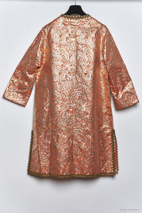 MARC VAUGHAN - 1960'S - ROBE - BROCHÉ, SOIE, LUREX - CORAIL, OR, ARGENT - PASSE…