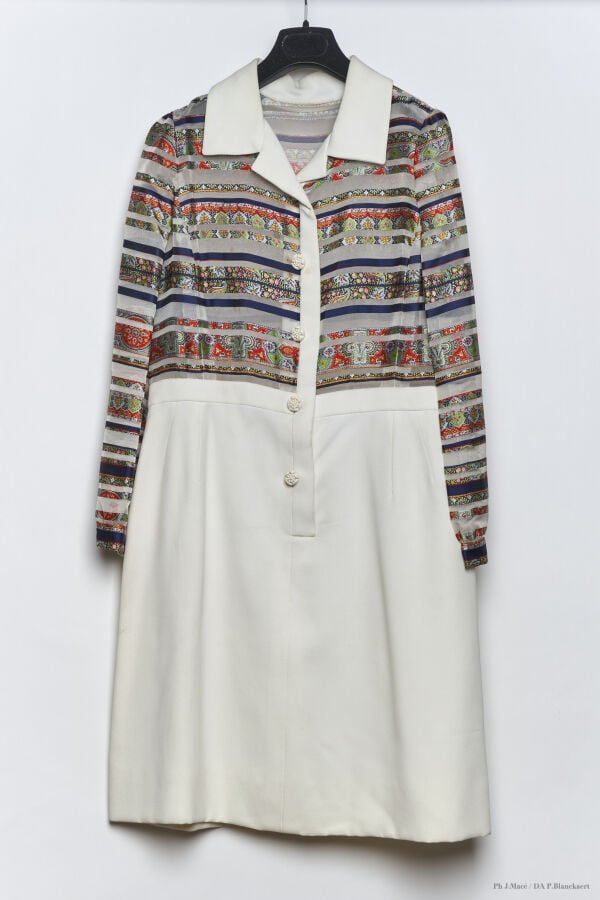 MARC VAUGHAN - 1960'S - ROBE - SOIE, CRÊPE, VOILE, FACONNÉ - ÉCRU, MULTICOLORE…