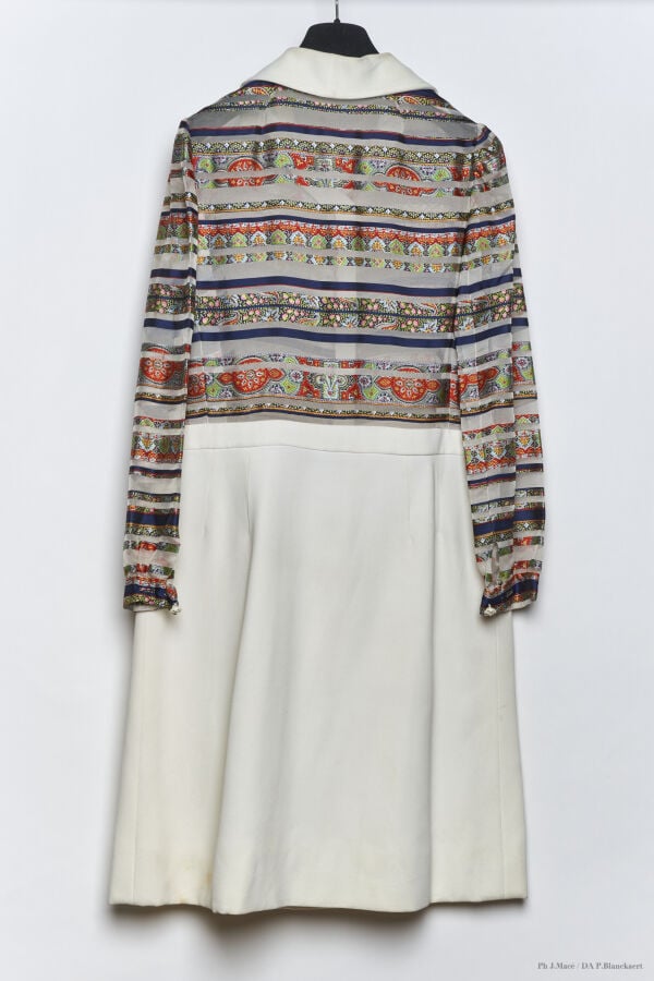 MARC VAUGHAN - 1960'S - ROBE - SOIE, CRÊPE, VOILE, FACONNÉ - ÉCRU, MULTICOLORE…